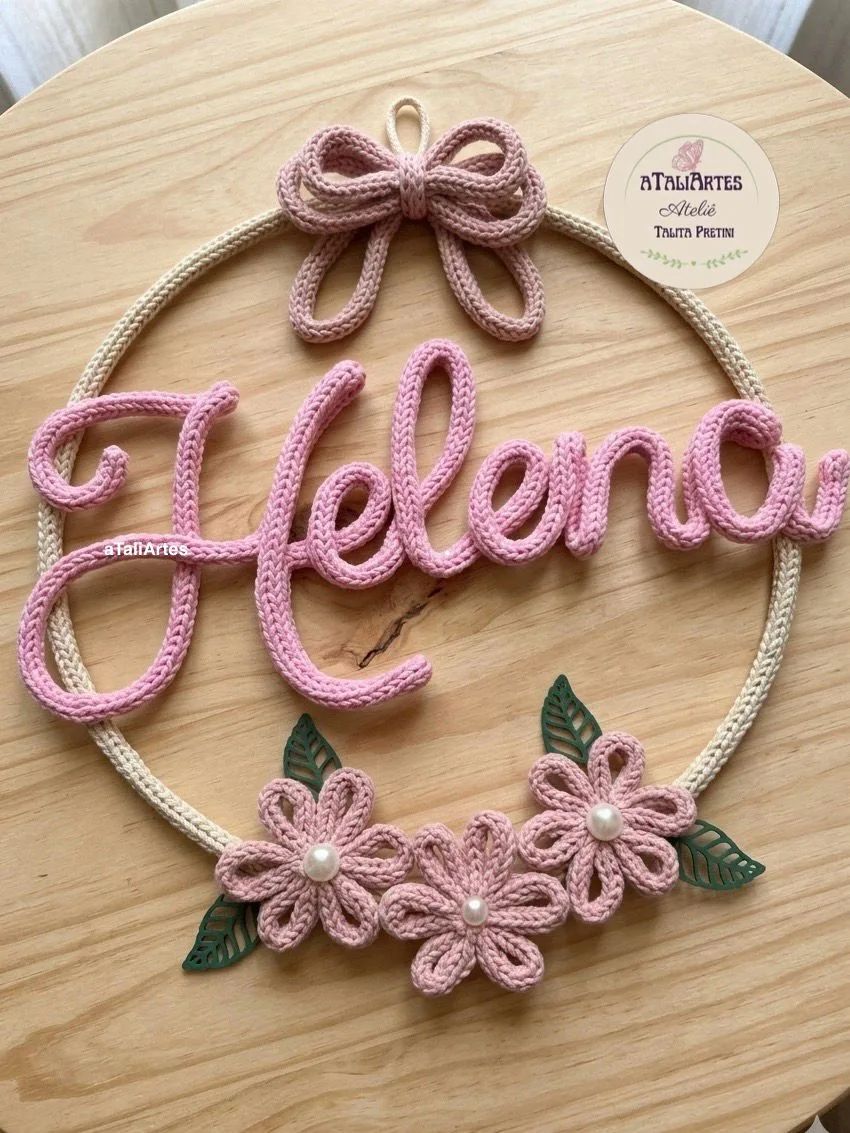 Nome personalizado na guirlanda de laço e flores personalizada em tricotin aTaliArtes