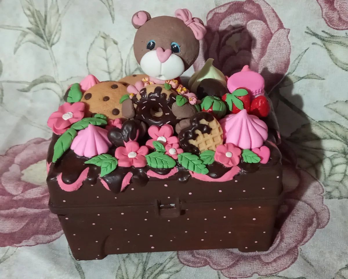 Caixa decorada em biscuit