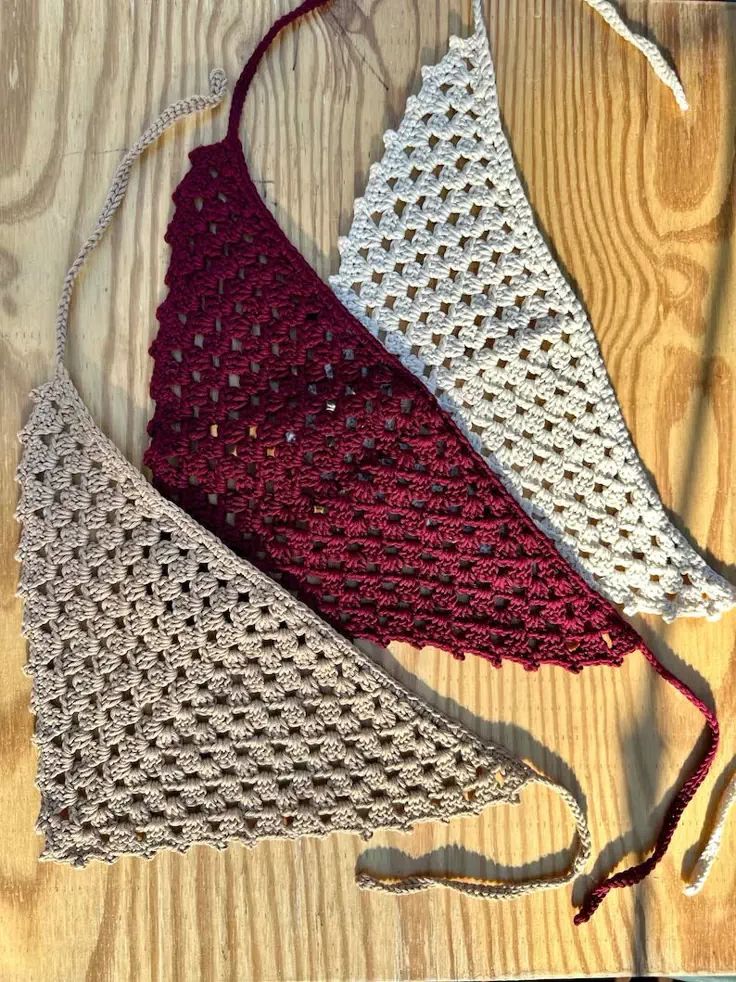 Kit 3 Bandanas Triangulares de Crochê (imagens ilustrativas)