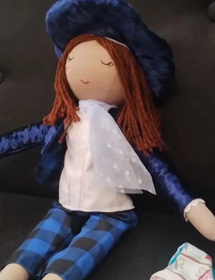 Boneca serena com trica de roupa